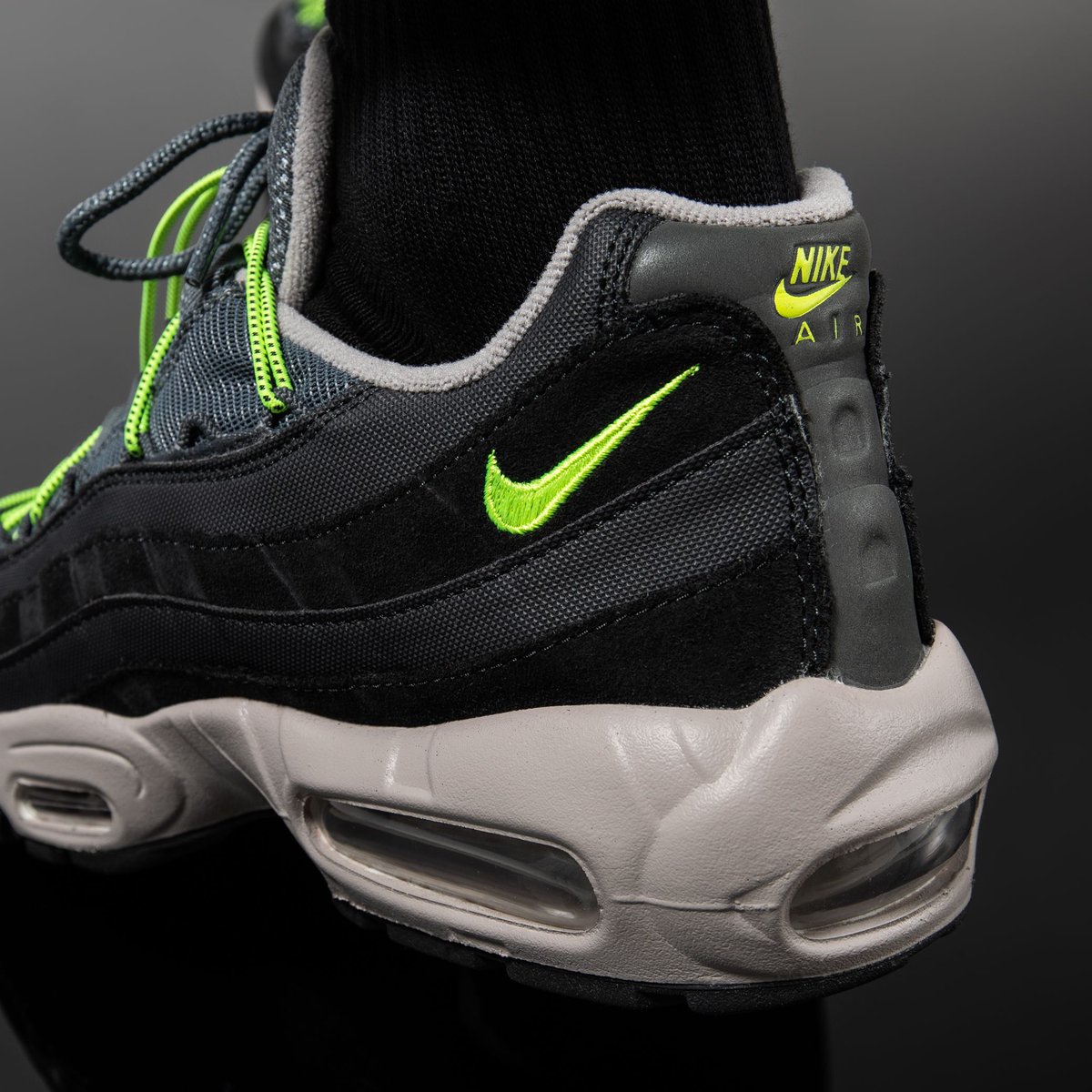 titoloshop's tweet photo. NEW▶️ Speed-lacing system on this latest AM95.
📲 https://t.co/qQ3ZnWQEyq
US 7 (40) - US 12 (46)
style code 🔎 DO6391-001
#titolo
#am95
#greenVOLT
#speedlacing
#green
#nike
#titoloSHOP
#airmax95
#airmax
#🟢🔘⚫️ https://t.co/j2ihr3u23b