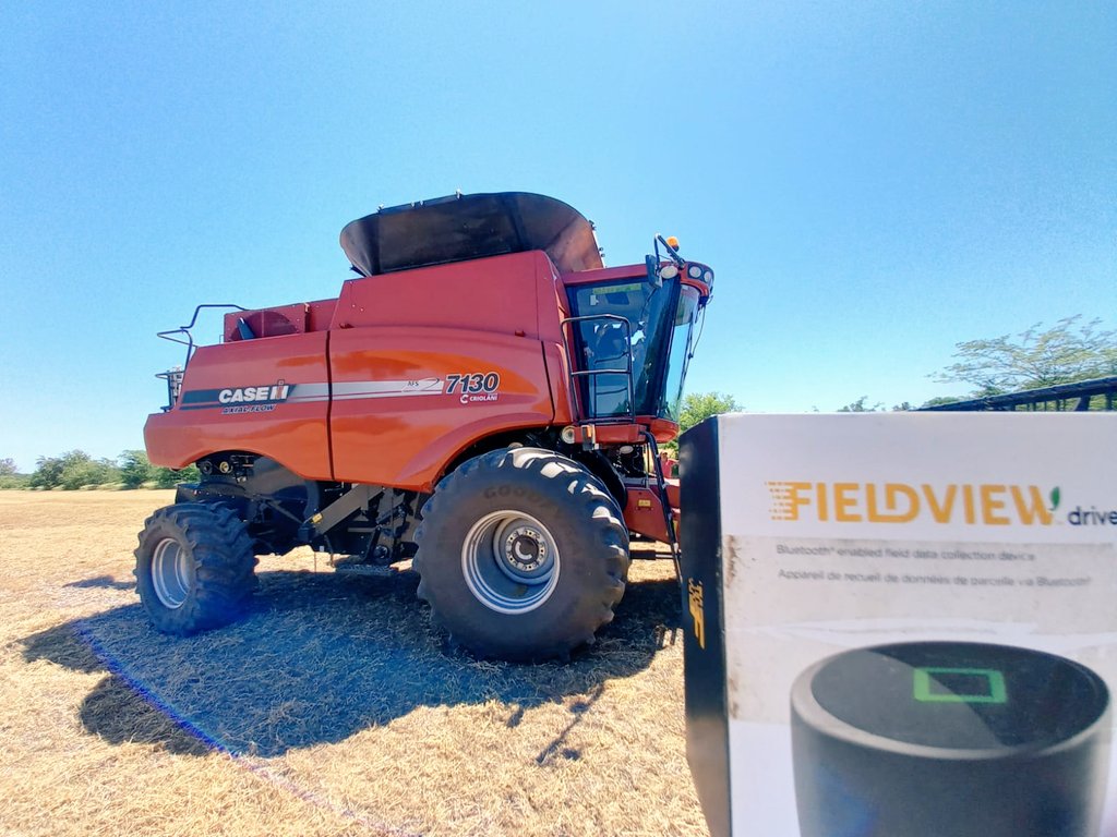 AcrenSa's tweet photo. Hoy instalamos el Drive y Ipad en la cabina de una CASE 7130, para obtener datos de la cosecha y poder ir ambientando los lotes con @fieldviewargentina.Nuestro cliente accedió a una cuenta plus gratuita por 1 año  con monitoreo de hectáreas ilimitadas,  proporcionada por ACREN https://t.co/TncxJrkYQR
