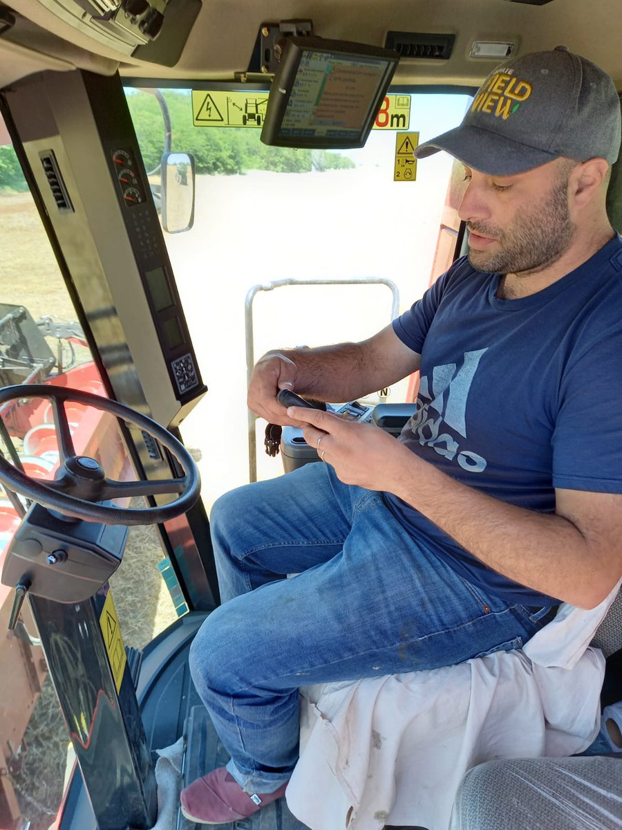 AcrenSa's tweet photo. Hoy instalamos el Drive y Ipad en la cabina de una CASE 7130, para obtener datos de la cosecha y poder ir ambientando los lotes con @fieldviewargentina.Nuestro cliente accedió a una cuenta plus gratuita por 1 año  con monitoreo de hectáreas ilimitadas,  proporcionada por ACREN https://t.co/TncxJrkYQR