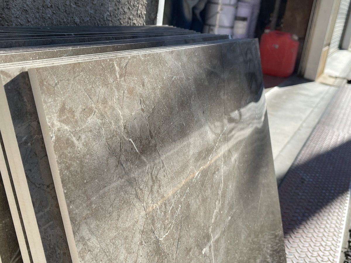 タイルご自由お持ち下さいin原田左官。
今回は大判タイル祭り！

是非あなたのアイデアで活用して下さい。
磨きの石のようなタイルがオススメです。
#タイルの再利用を模索したい
#タイル