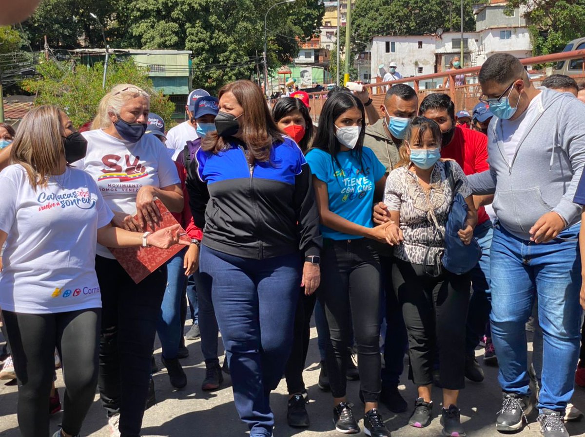 ChocolateEspes0's tweet photo. En recorrido por la parroquia Catedral estuvieron la alcaldesa @BeatrizRpsuv y la candidata @gestionperfecta,luego realizaron asamblea con el sector Pabelo, callejón Lourdes. 
Vamos Rumbo a la Victoria del #21Nov con tu voto #RasRas🇻🇪 

@NicolasMaduro @PartidoPSUV https://t.co/2mLOiu8Jat