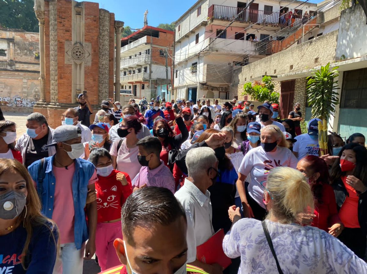 ChocolateEspes0's tweet photo. En recorrido por la parroquia Catedral estuvieron la alcaldesa @BeatrizRpsuv y la candidata @gestionperfecta,luego realizaron asamblea con el sector Pabelo, callejón Lourdes. 
Vamos Rumbo a la Victoria del #21Nov con tu voto #RasRas🇻🇪 

@NicolasMaduro @PartidoPSUV https://t.co/2mLOiu8Jat