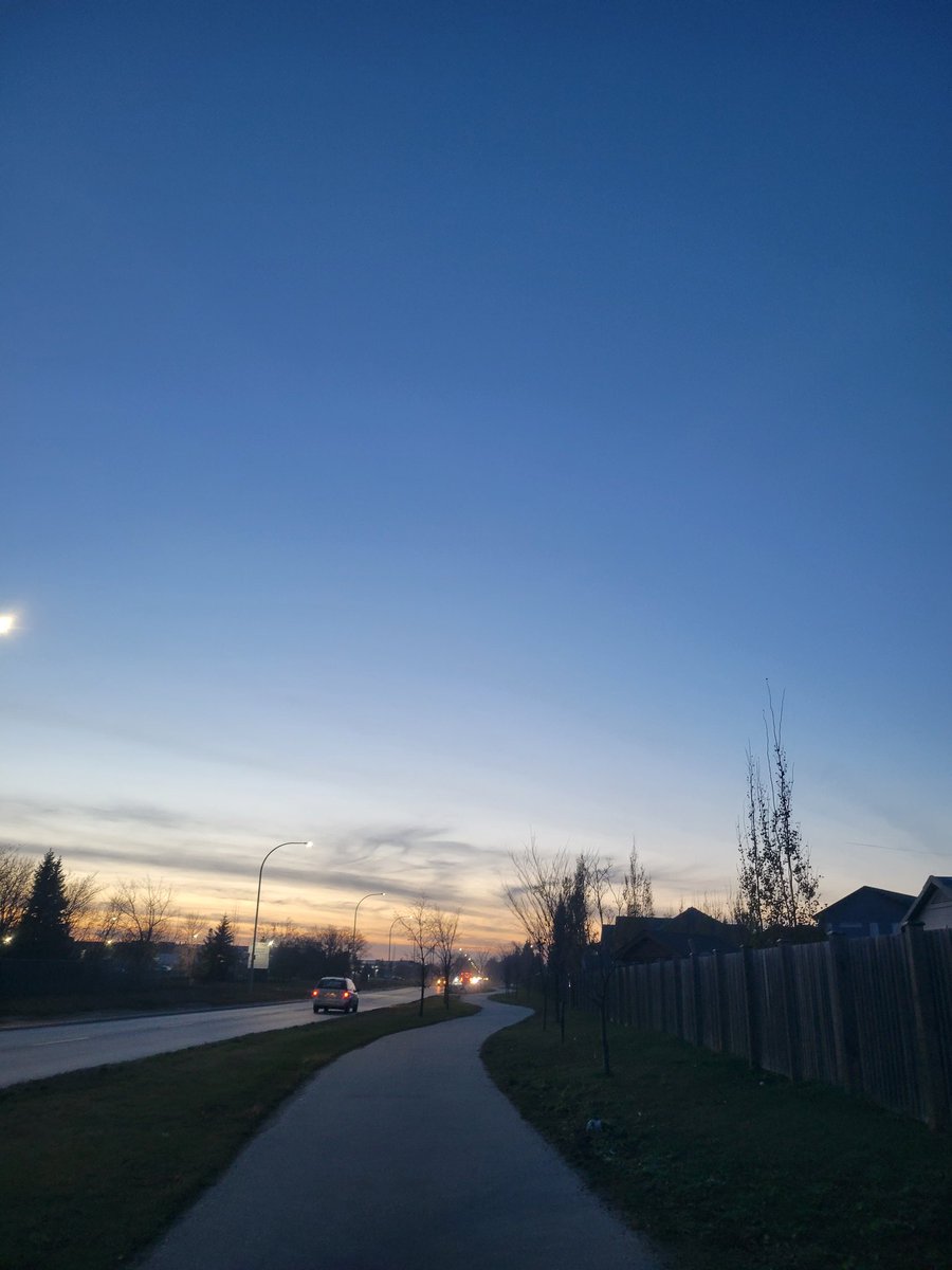 kaesindigo's tweet photo. See how fast the night changes. #FalltoWinter https://t.co/RkatNHatyT