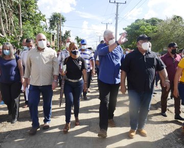 DrRobertoMOjeda's tweet photo. Múltiples muestras de reconocimiento y afecto recibió @DiazCanelB en el recorrido por el barrio bayamés Pedro Pompa en #Granma. La #Revolución vive, se desarrolla y consolida en el barrio con su gente. #CubaViveEnElBarrio https://t.co/15fvO6osRZ