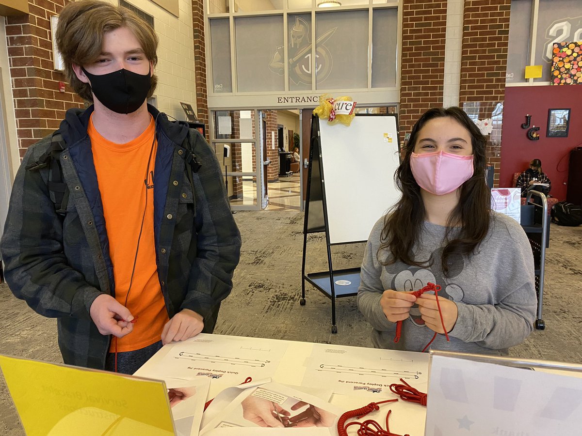 msfordfierce's tweet photo. Thank you to our veteran’s and all those currently serving. We made a ton of paracord survival bracelets today! #VeteransDay2021 #librarywin #makerspace https://t.co/dPgox5GFCy
