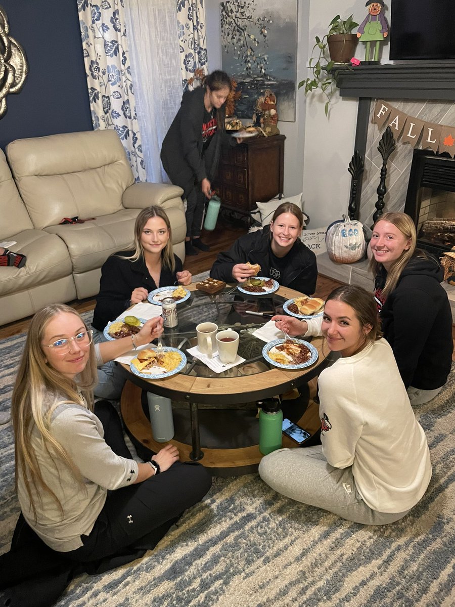 Raven_Softball's tweet photo. Coach Hunt knows a thing or two when it comes to cooking.
#itssuppertime | #ravensoftball https://t.co/qqZIglp7xq
