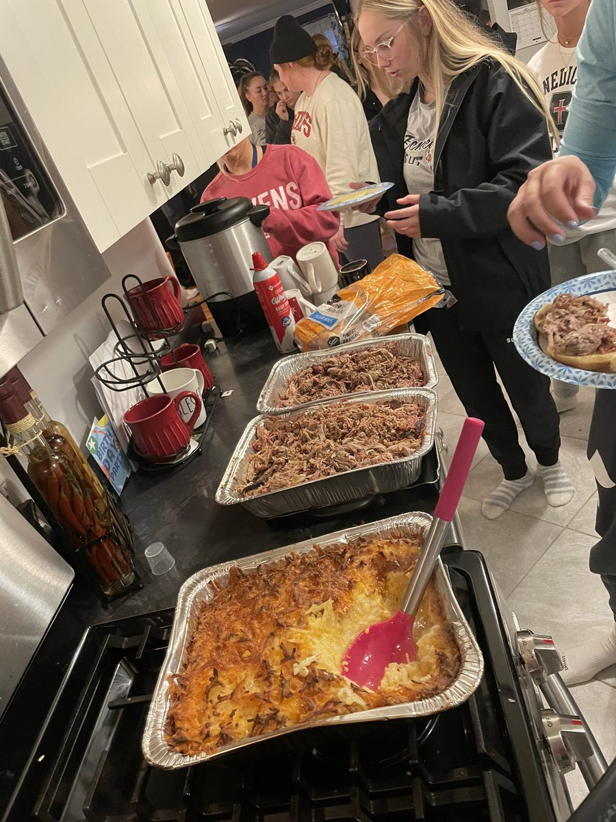 Raven_Softball's tweet photo. Coach Hunt knows a thing or two when it comes to cooking.
#itssuppertime | #ravensoftball https://t.co/qqZIglp7xq