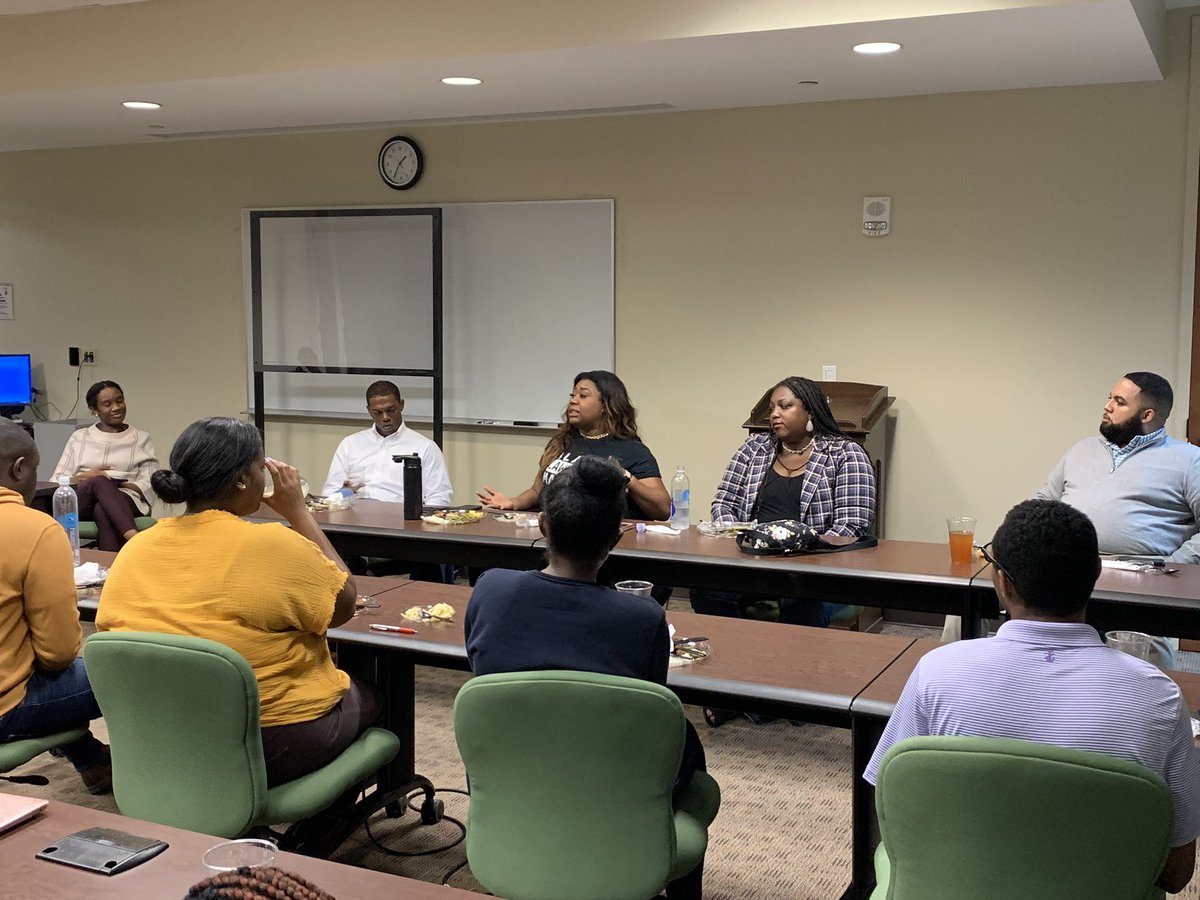 UA_BLSA's tweet photo. Attorneys from Balch and Bingham came to speak with members of BLSA about being Black in the legal profession. Attendees are going to receive an invite to their holiday party, which is a great networking opportunity that could lead to a job! Thank you to Kelsi Long and Balch✨❤️ https://t.co/BPqHzSoB4P
