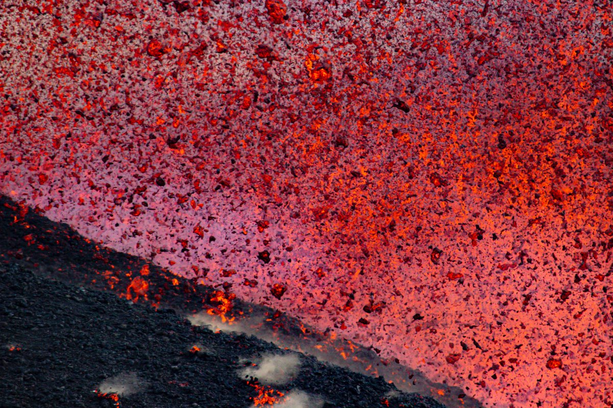 xbolos's tweet photo. Pyroclasts and spatter processes during magma fragmentation on the crater. October 30, 2021. #geology #volcanology #volcanologists #volcanolife #erupcionlapalma #eruption #lapalma #cumbrevieja @paleostrat @stavrosmel @abiansangil https://t.co/pChofOmvmv