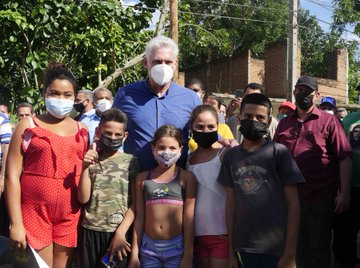 Múltiples muestras de reconocimiento y afecto recibió <a href="/DiazCanelB/">Miguel Díaz-Canel Bermúdez</a> en el recorrido por el barrio bayamés Pedro Pompa en #Granma. La #Revolución vive, se desarrolla y consolida en el barrio con su gente. #CubaViveEnElBarrio