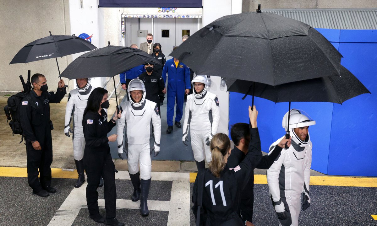 joeburb's tweet photo. Steady rain &amp; escorts with umbrellas created this unusual scene last night as Crew-3 astronauts head to launch. More photos https://t.co/VQA2sayOkg  @orlandosentinel @OSPhoto #orlandosentinel  #KSC #kennedyspacecenter #NASA #SpaceX #crew-3 #ISS #spaceflight #falcon9 https://t.co/kOypBkVnN1