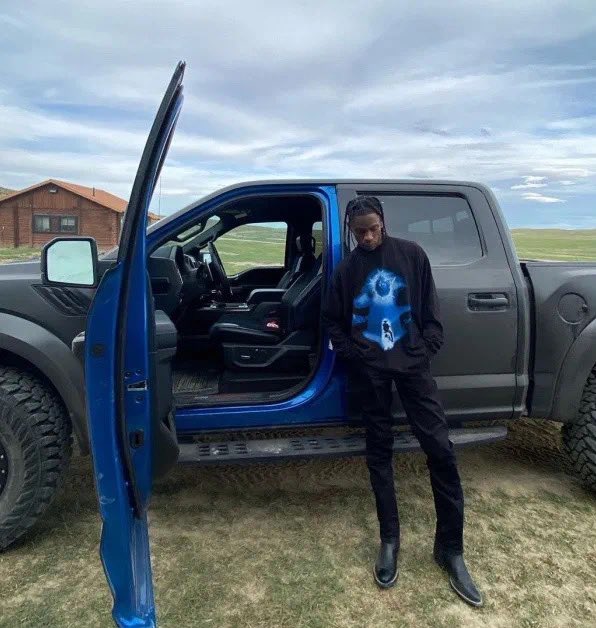 Ye sold six vehicles to Ford dealership in Cody, Wyoming and now the trucks are on auction 

shorturl.at/lmoDN

Cop🔥 or Drop😥

#sneakers #nikeoffwhite #yeezygap #yeezyfoamrunner #sneakernews #mx #kotd #airmax1og #shoeaddict #yeezy #airmax270 #jordan #fragment #yeezy350