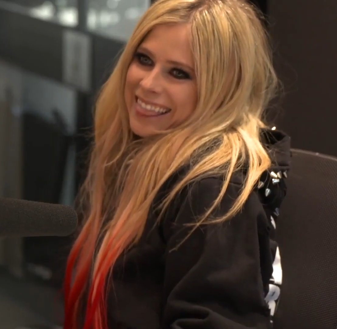 annayousmile's tweet photo. Hey @AvrilLavigne This is yours 👑👑👑 #AvrilLavigne #queen #AvrilLavigneBiteMe #AvrilIsBack https://t.co/u2jm1aTnJL