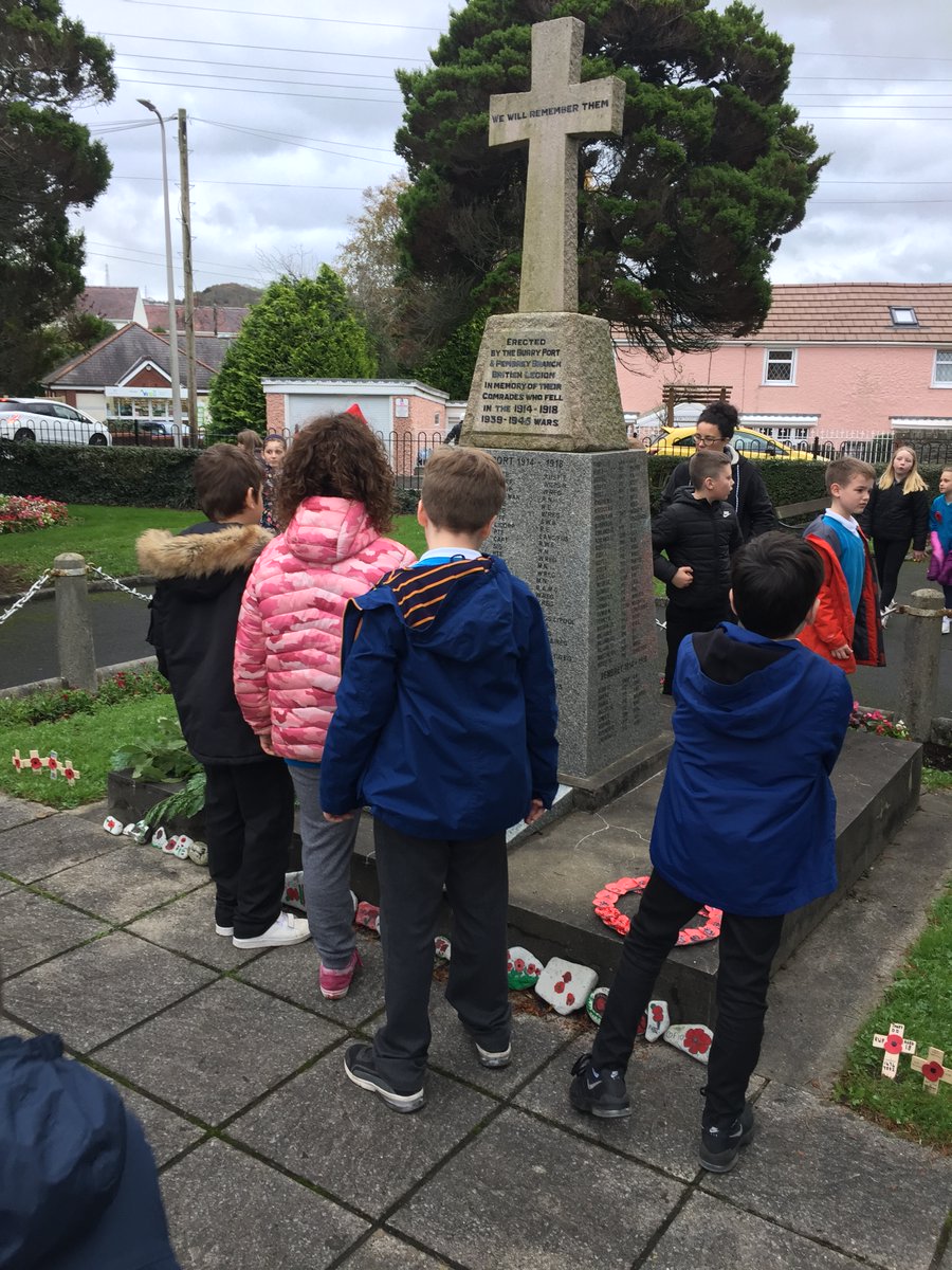 BPortPrimary's tweet image. As part of our WW1 studies, it was the perfect opportunity for Y Dolffiniaid to take a walk to Burry Port Memorial Garden today to pay our respects. "For your tomorrow, we gave our today". #fallenfields #WeWillRememberThem #LestWeForget