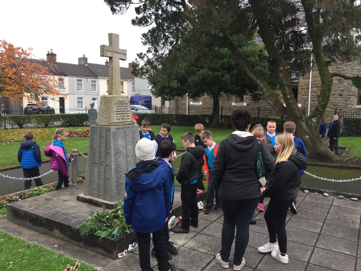 BPortPrimary's tweet image. As part of our WW1 studies, it was the perfect opportunity for Y Dolffiniaid to take a walk to Burry Port Memorial Garden today to pay our respects. "For your tomorrow, we gave our today". #fallenfields #WeWillRememberThem #LestWeForget