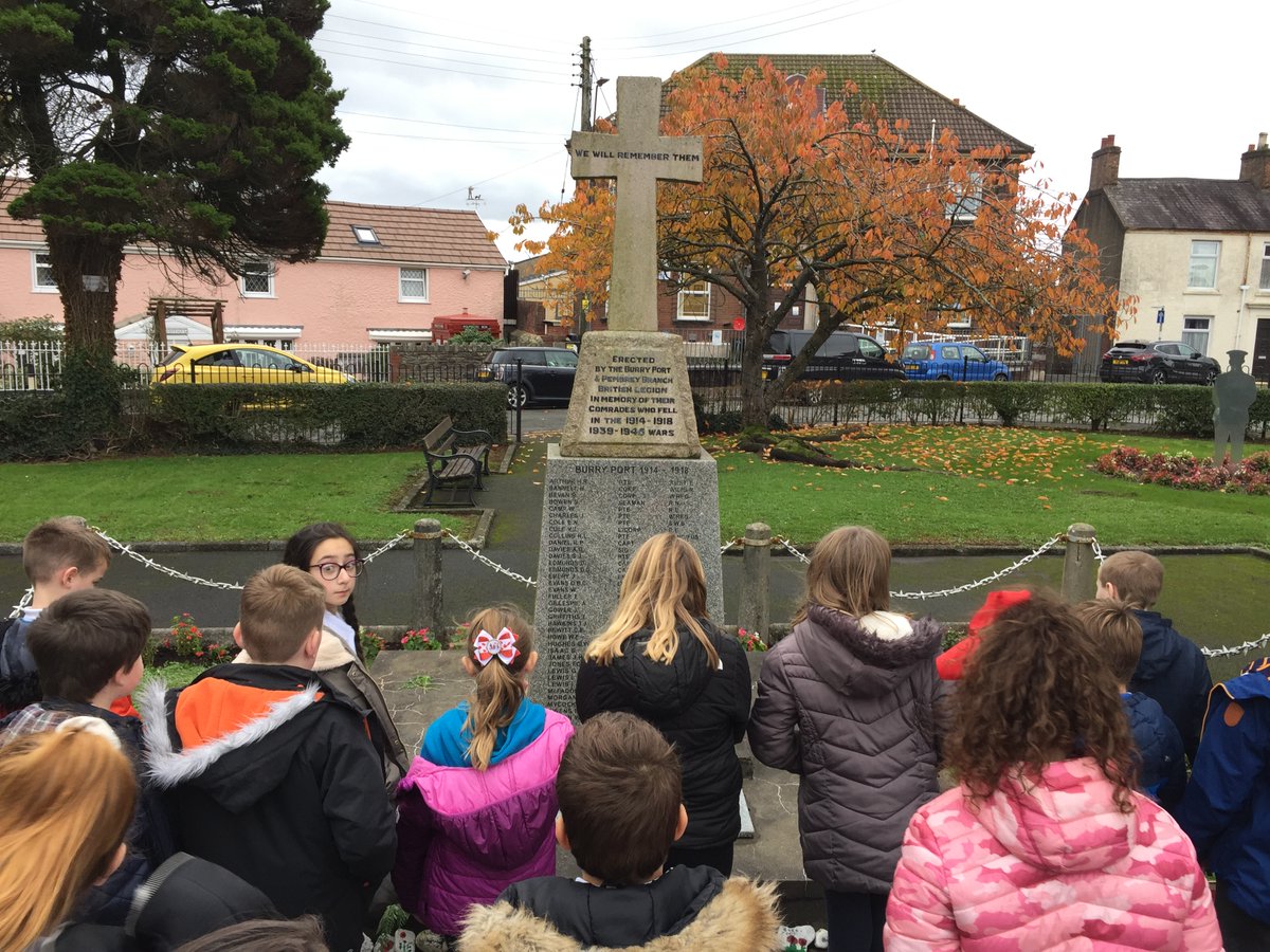 BPortPrimary's tweet image. As part of our WW1 studies, it was the perfect opportunity for Y Dolffiniaid to take a walk to Burry Port Memorial Garden today to pay our respects. "For your tomorrow, we gave our today". #fallenfields #WeWillRememberThem #LestWeForget