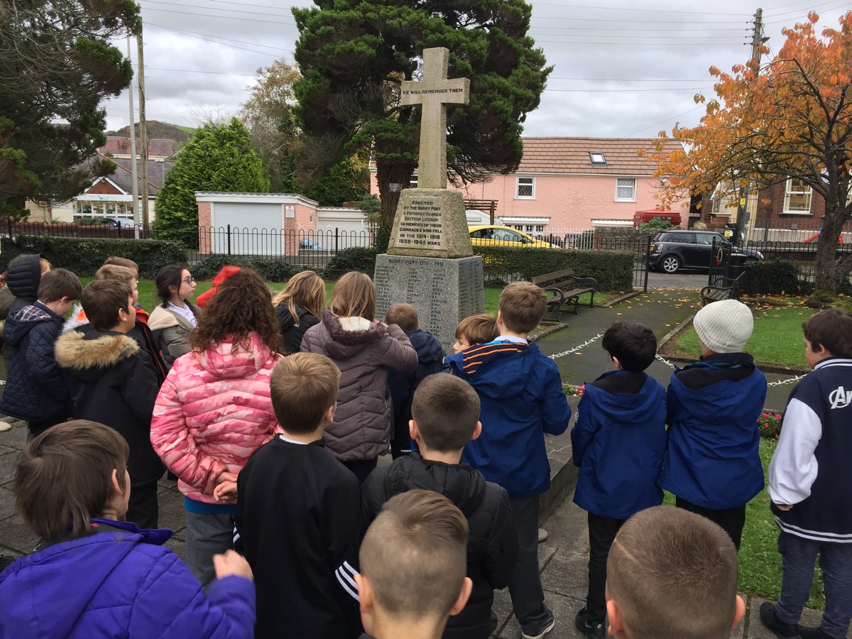 BPortPrimary's tweet image. As part of our WW1 studies, it was the perfect opportunity for Y Dolffiniaid to take a walk to Burry Port Memorial Garden today to pay our respects. "For your tomorrow, we gave our today". #fallenfields #WeWillRememberThem #LestWeForget