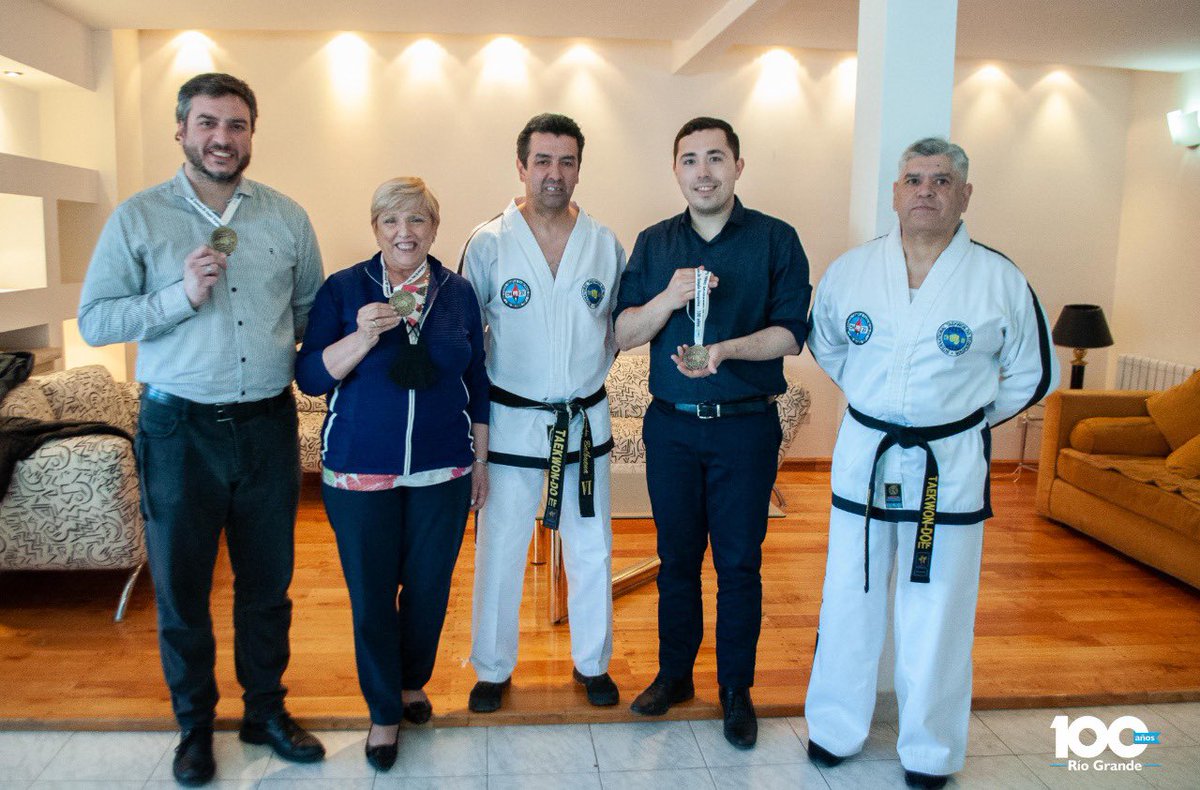 GonzaFerro's tweet photo. Los Centros Comunitarios Municipales se convirtieron en un punto de encuentro para nuestros vecinos y vecinas 🤗

Desde ahí salieron 16 jóvenes Taekwondistas que representaron a la ciudad en un torneo regional y obtuvieron 25 medallas 🏅🥋

Orgullo riograndense 💙 https://t.co/PtcgWqKhFi
