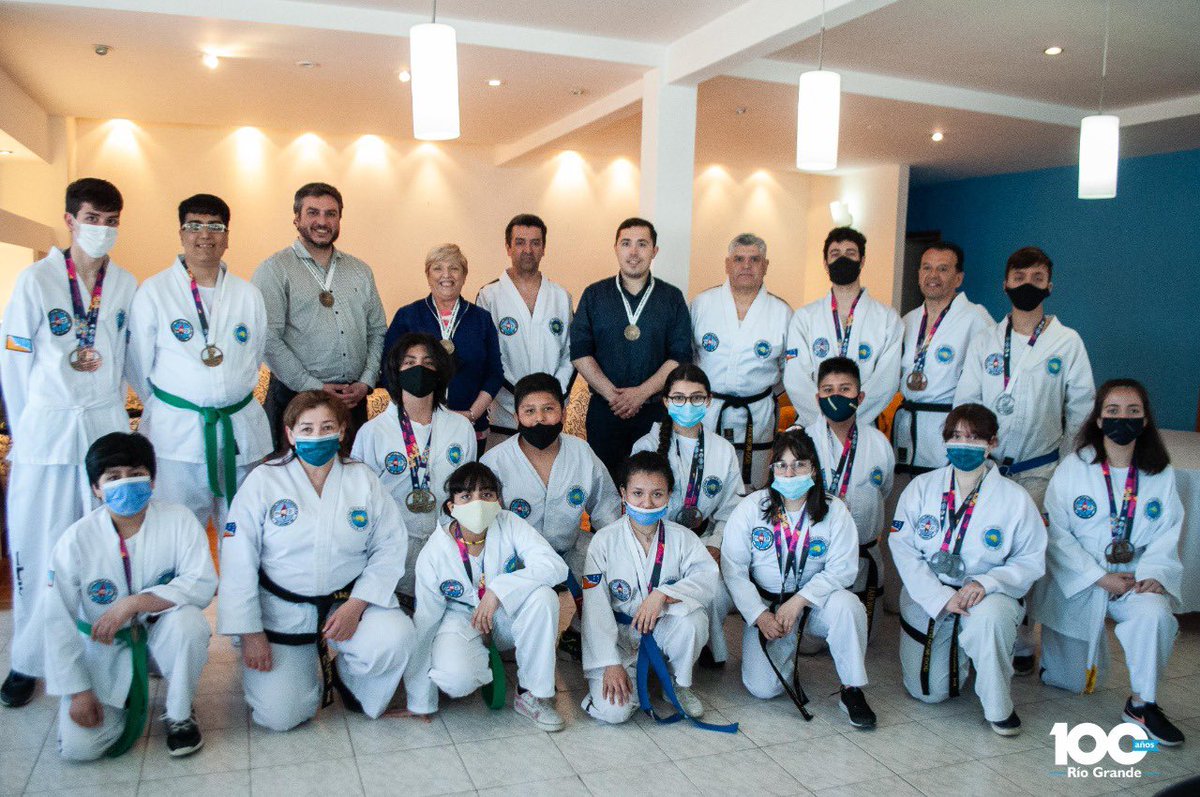 GonzaFerro's tweet photo. Los Centros Comunitarios Municipales se convirtieron en un punto de encuentro para nuestros vecinos y vecinas 🤗

Desde ahí salieron 16 jóvenes Taekwondistas que representaron a la ciudad en un torneo regional y obtuvieron 25 medallas 🏅🥋

Orgullo riograndense 💙 https://t.co/PtcgWqKhFi