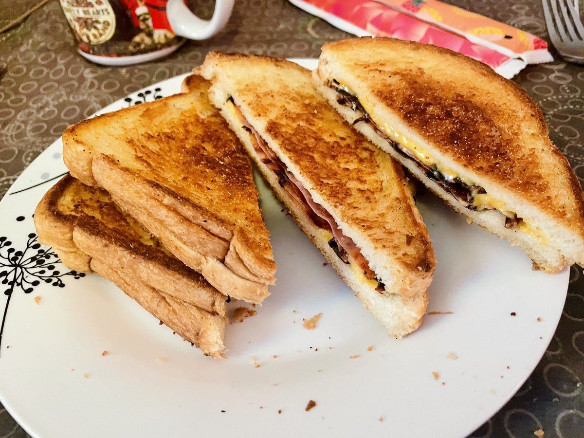 daniellerosegal's tweet photo. Grilled cheese with fried honey ham #NotDietFood #Yum https://t.co/1oPErjsfOz