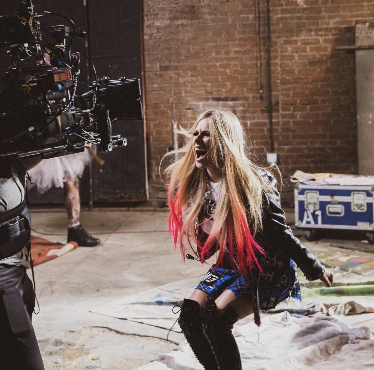 Avril lavigne bite me обложка. Аврил голливуд. Avril lavigne bite me обложка. Avril lavigne bit me. Avril lavigne bit me.