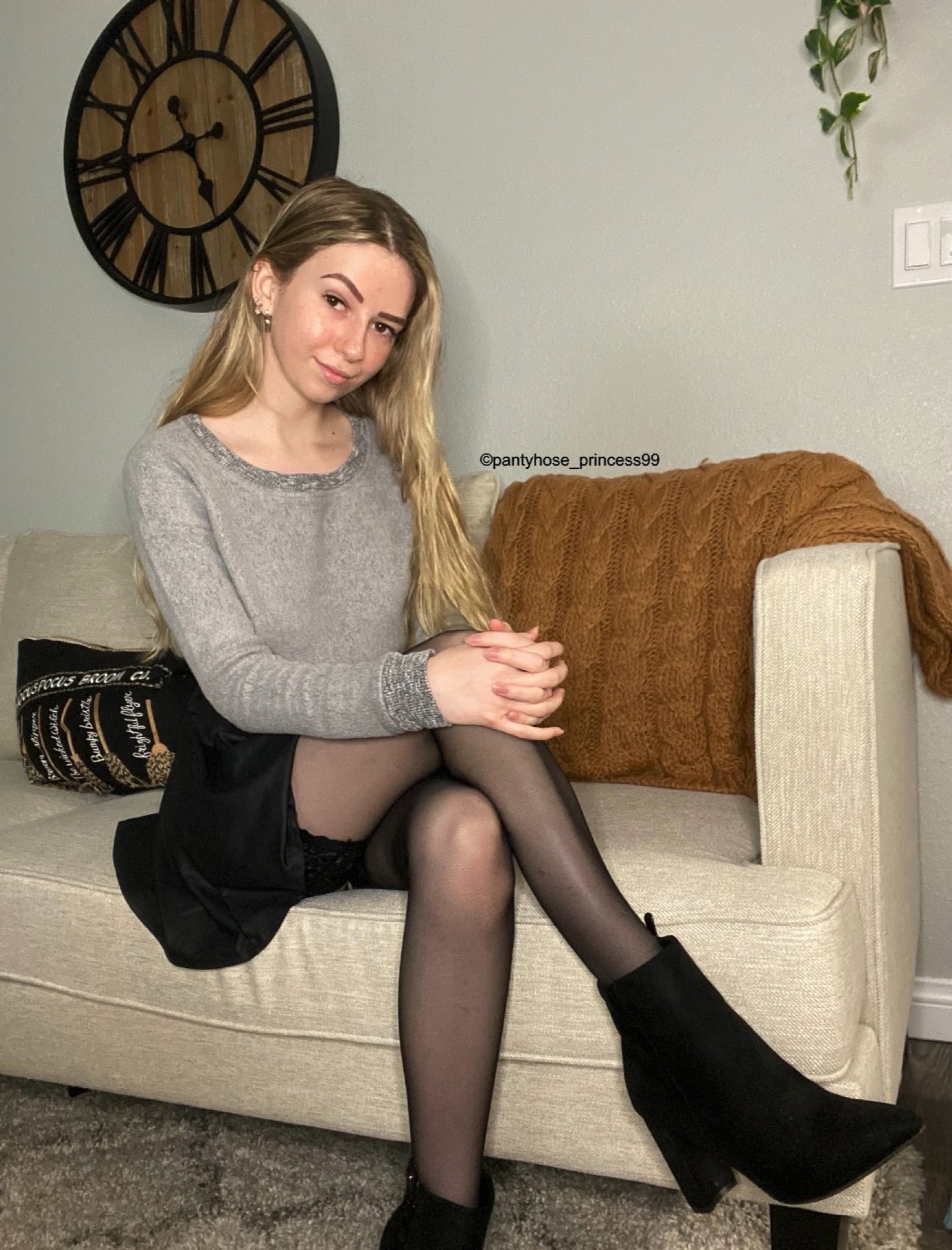 Riley on Twitter: "Almost the weekend!🥰🥳🤪 #stockinglegs #stockinglover ...