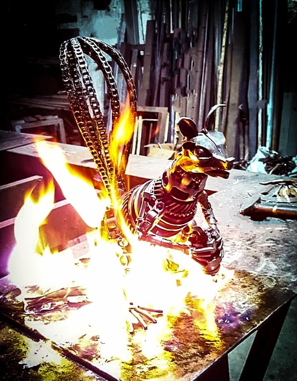 Saweldart1's tweet photo. #steelsculpture #handmade #art #metalonfire #contemporaryart #chipmunk #photooftheday #Steampunk #photo #artwork #scoiattolo #metalsculpture #Metal #sculpture #cyberpunk #squirrel #scifi #details #punk #gift #carparts #recyclingart #workinprogress #steampunksculpture https://t.co/UNZEPyEL8M