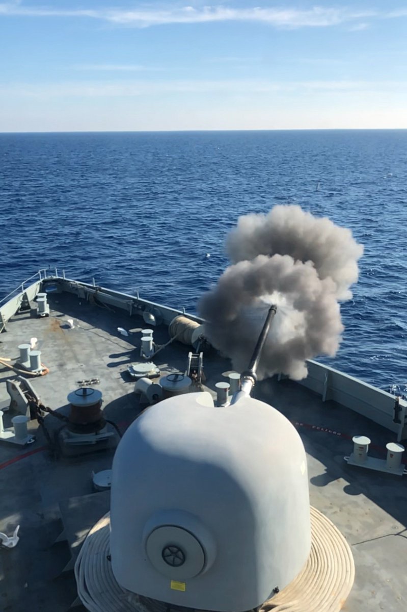 EMADmde's tweet photo. El #BAMRayo ⚡ @Armada_esp 🇪🇸 se adiestra con un ejercicio de tiro antiaéreo sobre blanco remolcado mientras apoya a los cazaminas de la @COM_SNMCMG2 y aliados en el ejercicio #DoguAkdeniz21
#WeAreNATO
#StrongerTogether 
#MOPS https://t.co/nrXt48SANs