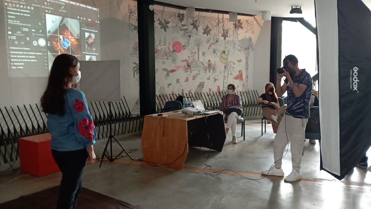 SENA_RValle's tweet photo. Seguimos con la agenda #EcoCrea Eje moda 🤩📸Desde @Bibliovalle, se lleva a cabo el taller de Fotografía y moda con el apoyo de instructores del CDTI,@perfilclasscali y @20nlabcreativo. https://t.co/YFx3LBvKmY