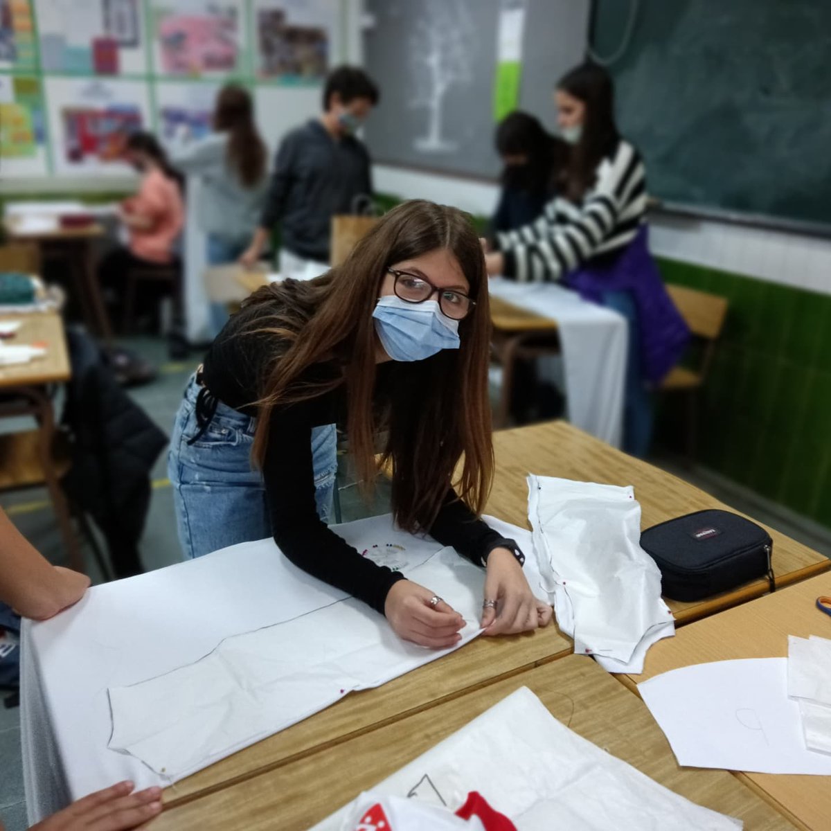 SalesiansSbd's tweet photo. Els ateliers #ArtextilInnovation  estan ja en ple procés de confecció per fabricar les samarretes de la nova col·lecció 21-22.
Ben aviat podreu gaudir de les noves propostes d'aquests joves dissenyadors. 
@GremiFabricants
@ESDi_Barcelona
#àmbits
#TreballxProjectes 
#STEM https://t.co/9oPJeEZvA6