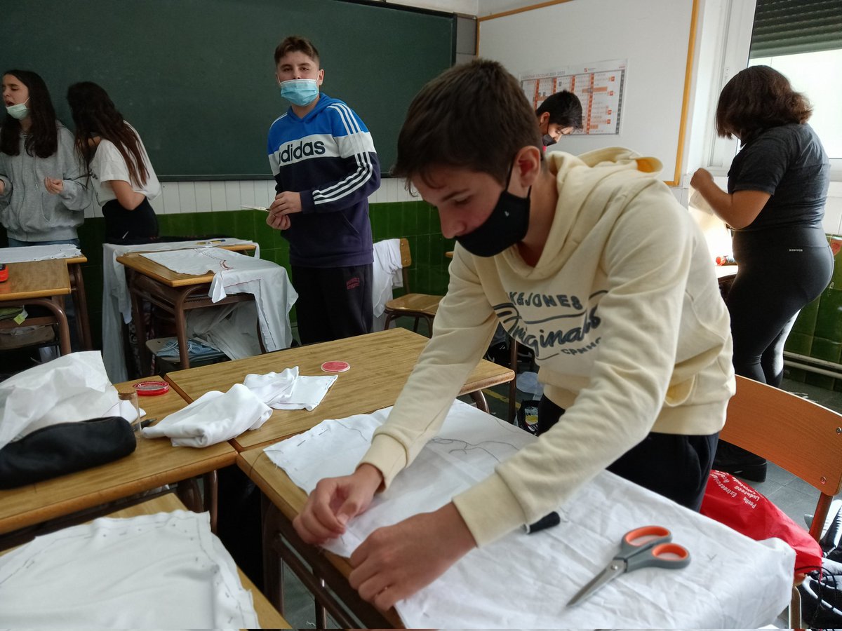 SalesiansSbd's tweet photo. Els ateliers #ArtextilInnovation  estan ja en ple procés de confecció per fabricar les samarretes de la nova col·lecció 21-22.
Ben aviat podreu gaudir de les noves propostes d'aquests joves dissenyadors. 
@GremiFabricants
@ESDi_Barcelona
#àmbits
#TreballxProjectes 
#STEM https://t.co/9oPJeEZvA6