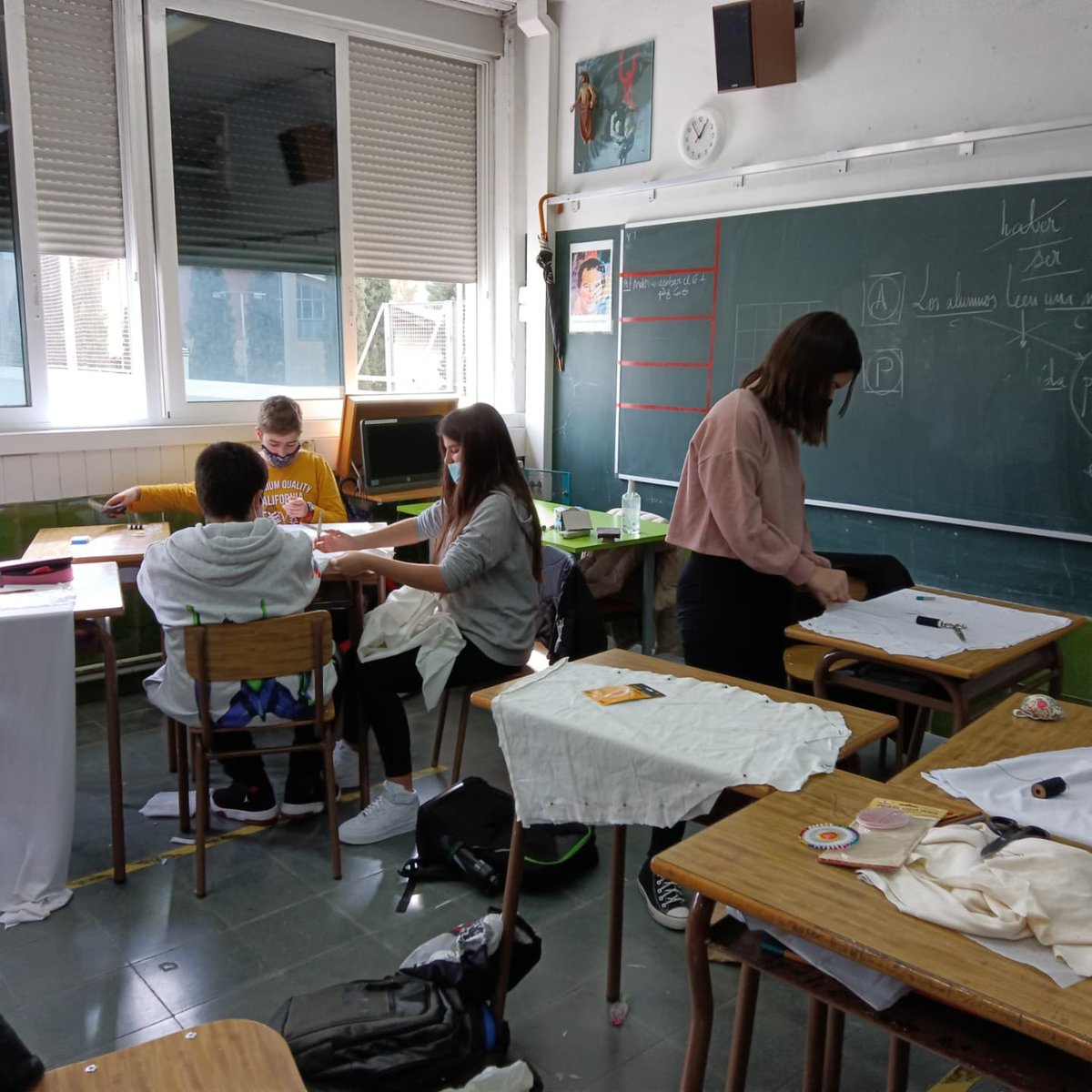 SalesiansSbd's tweet photo. Els ateliers #ArtextilInnovation  estan ja en ple procés de confecció per fabricar les samarretes de la nova col·lecció 21-22.
Ben aviat podreu gaudir de les noves propostes d'aquests joves dissenyadors. 
@GremiFabricants
@ESDi_Barcelona
#àmbits
#TreballxProjectes 
#STEM https://t.co/9oPJeEZvA6