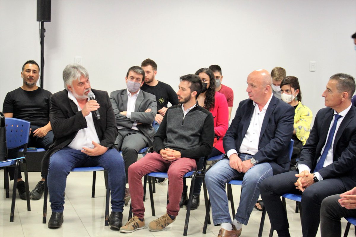 DanielMoreiraOK's tweet photo. Participamos de la presentación de las líneas de crédito para la producción que se llevó a cabo en el Parque Industrial de Lanús Este, en el marco de la #EstrategiaProductivaFederal junto a empresarios pymes, a los candidatos del FdT y al ministro de Producción @KulfasM. https://t.co/XPBlCk7Dbm