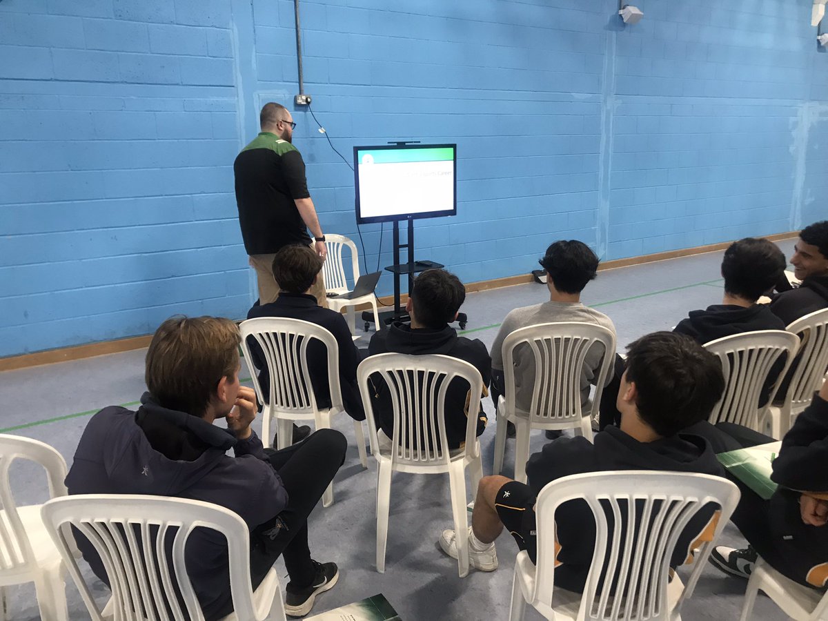 ArdinglySport's tweet photo. What an interesting evening listening to @HugoScheckter @PlayerCareGroup talk to our athletes about his experiences in the professional world of sport #betterneverstops #ardinglycollege https://t.co/ixieWZXLxE