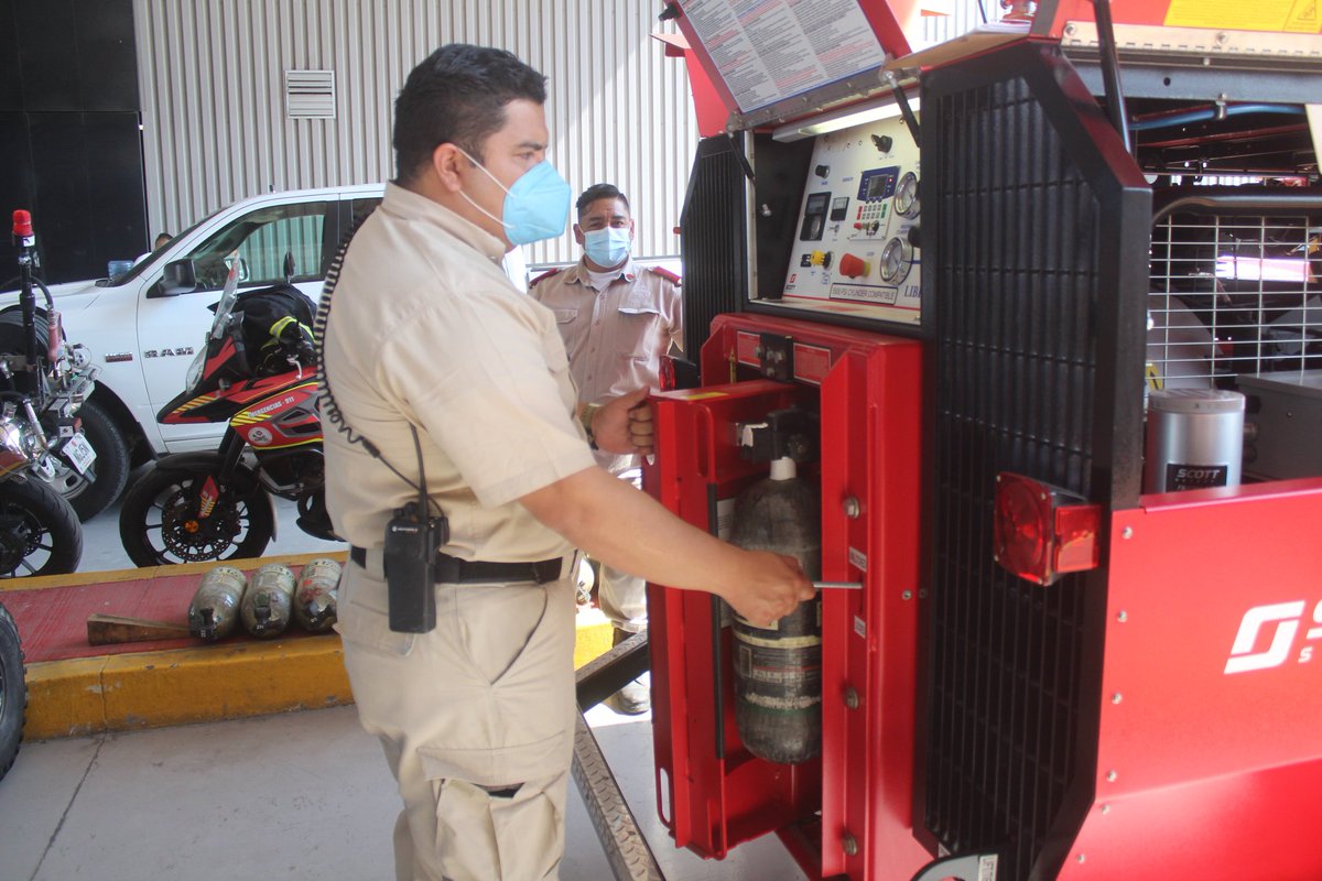 UMPCyBZ's tweet photo. #Entérate

Brindamos apoyo a @PCYBOMGDL para el llenado de Equipos de Respiración Autónoma #ERA en nuestra base central.

El #ERA debe utilizarse en incendios estructurales, ya que la atmósfera al interior puede estar contaminada y/o la temperatura del aire https://t.co/o6vAfV3P2v