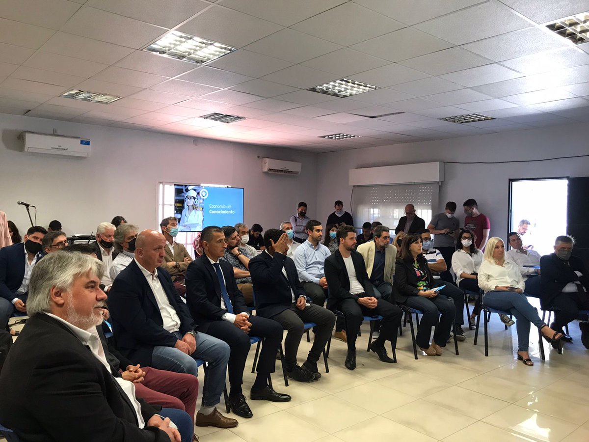 DanielMoreiraOK's tweet photo. Participamos de la presentación de las líneas de crédito para la producción que se llevó a cabo en el Parque Industrial de Lanús Este, en el marco de la #EstrategiaProductivaFederal junto a empresarios pymes, a los candidatos del FdT y al ministro de Producción @KulfasM. https://t.co/XPBlCk7Dbm
