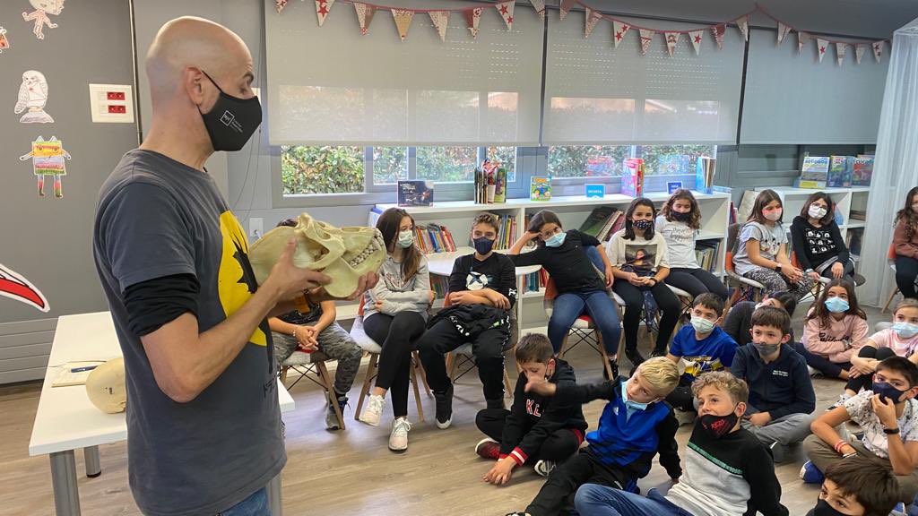 EscolaGiroi's tweet photo. Aquesta tarda, l’alumnat de 5è ha gaudit de l’expertesa del @rogeranglada pare de l’escola. Ens ha explicat la importància dels fongs i els bacteris en l’evolució dels éssers vius. Moltes gràcies! #ABP #projectesglobalitzats #mètodecientífic #xarxa https://t.co/bbG7sBAknM