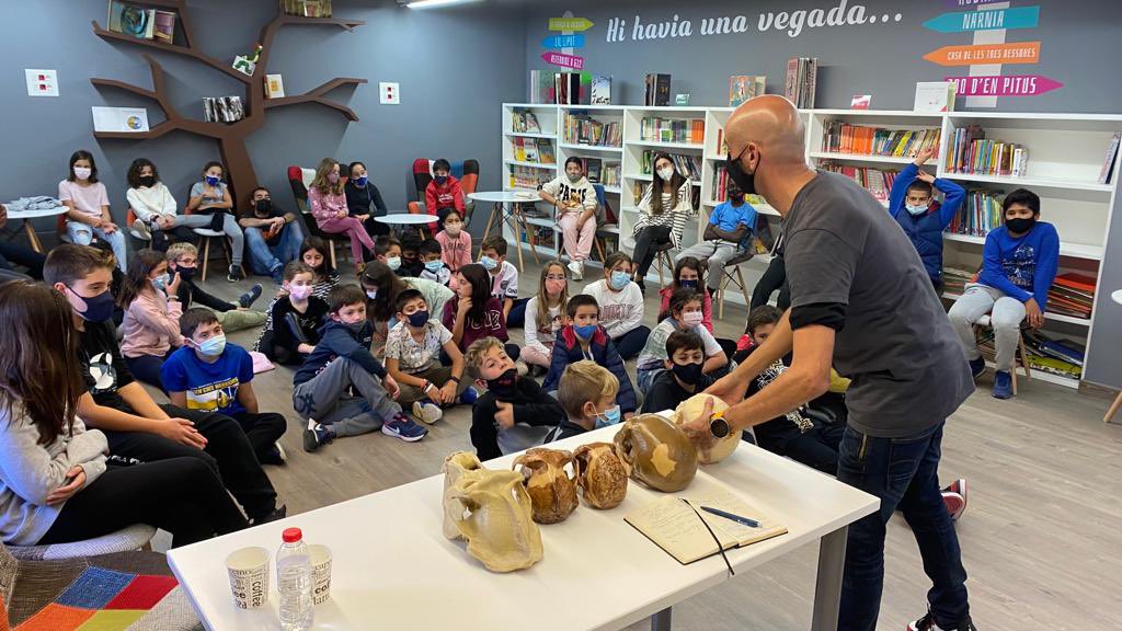 EscolaGiroi's tweet photo. Aquesta tarda, l’alumnat de 5è ha gaudit de l’expertesa del @rogeranglada pare de l’escola. Ens ha explicat la importància dels fongs i els bacteris en l’evolució dels éssers vius. Moltes gràcies! #ABP #projectesglobalitzats #mètodecientífic #xarxa https://t.co/bbG7sBAknM