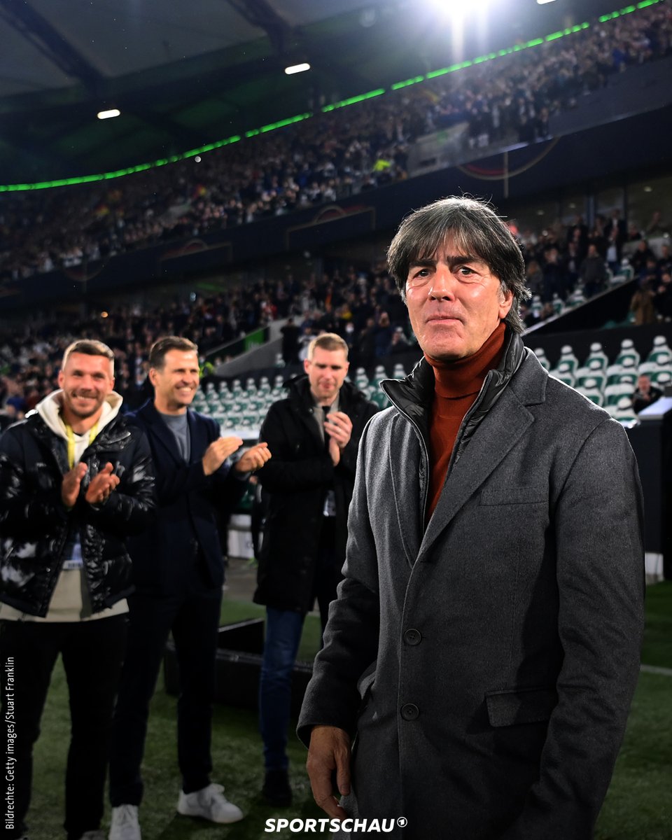 sportschau's tweet photo. Joachim Löw ist im Kreise vieler Weltmeister von 2014 offiziell vom DFB verabschiedet worden. 👋
#GERLIE #Löw https://t.co/63yssrvBDO