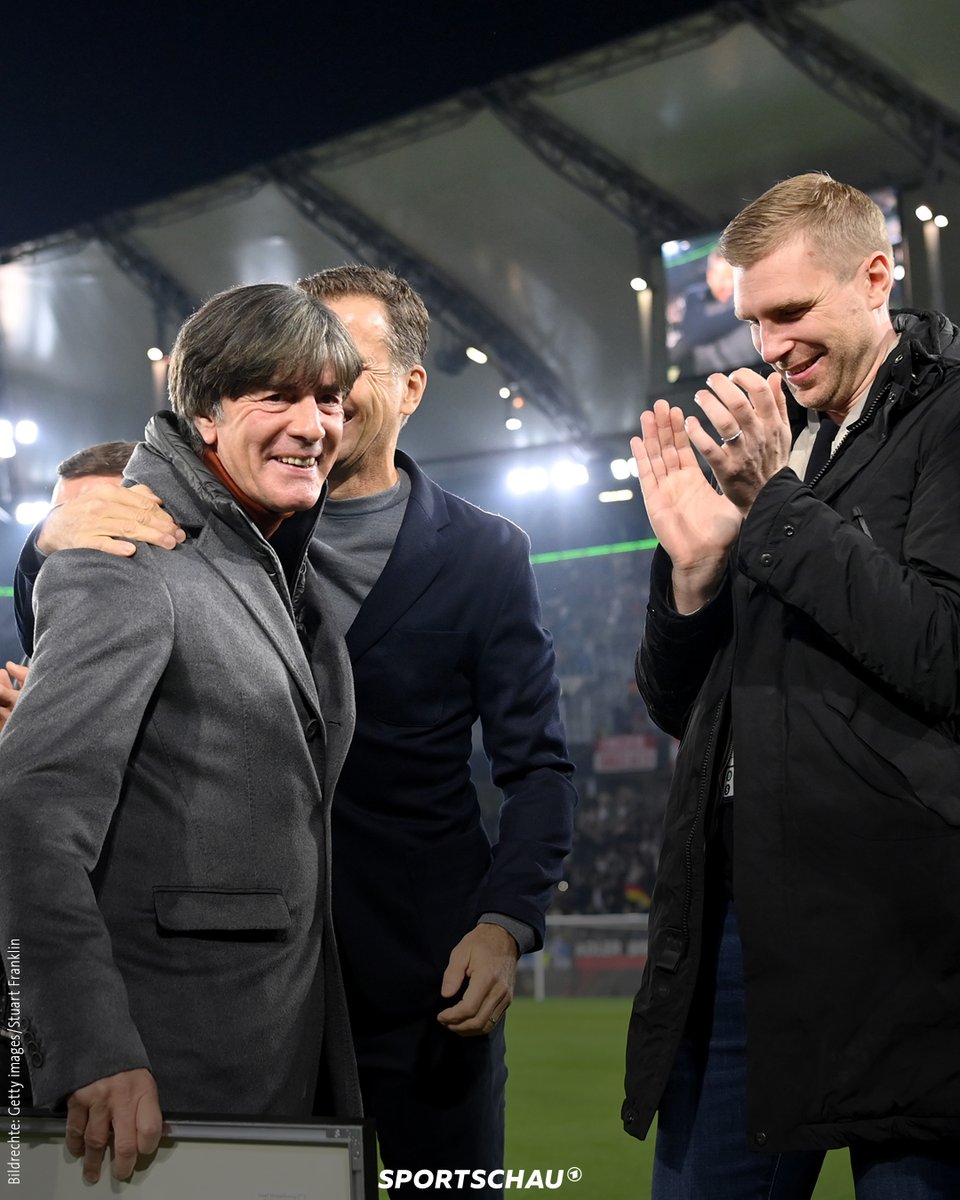 sportschau's tweet photo. Joachim Löw ist im Kreise vieler Weltmeister von 2014 offiziell vom DFB verabschiedet worden. 👋
#GERLIE #Löw https://t.co/63yssrvBDO