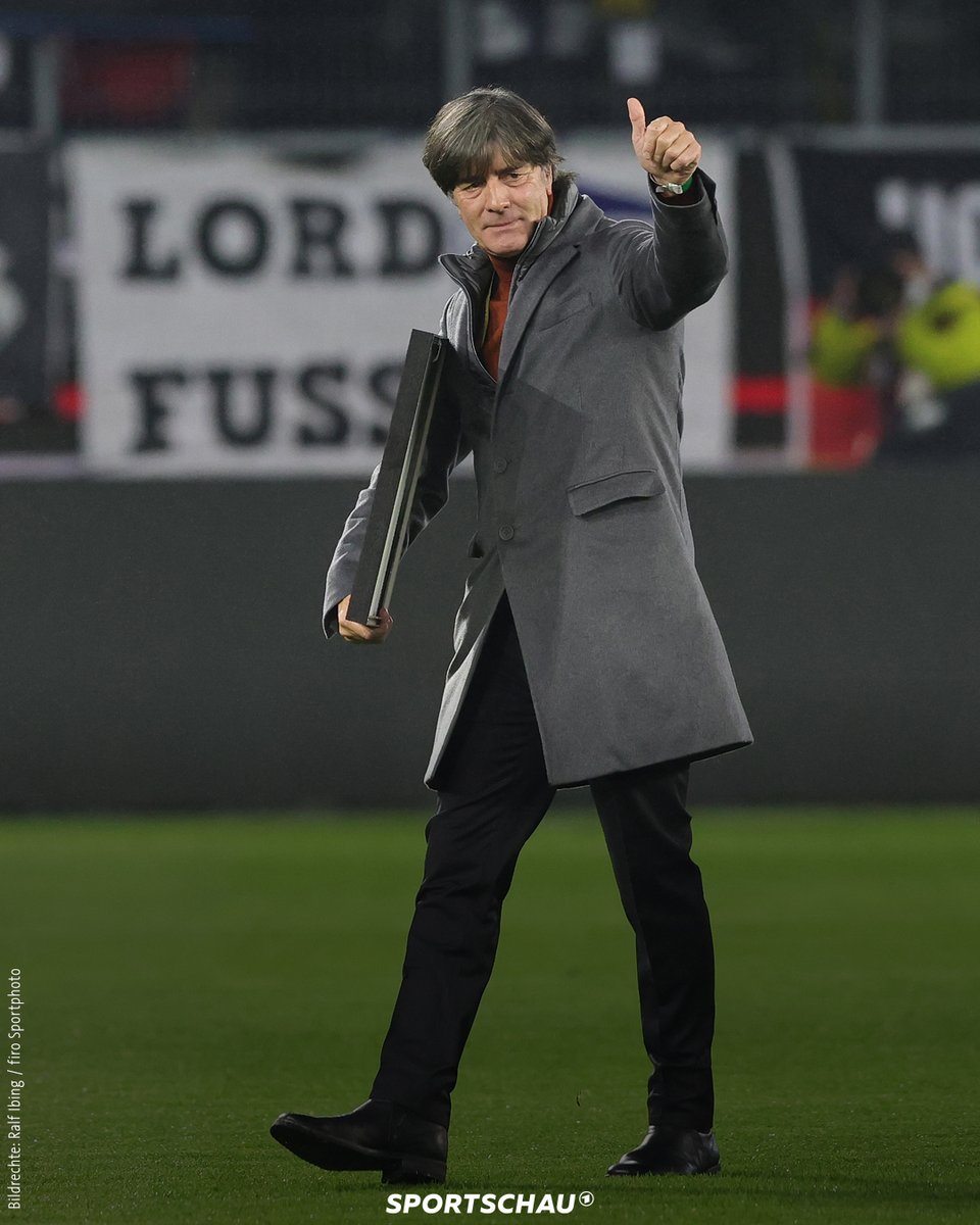 Joachim Löw ist im Kreise vieler Weltmeister von 2014 offiziell vom DFB verabschiedet worden. 👋
#GERLIE #Löw