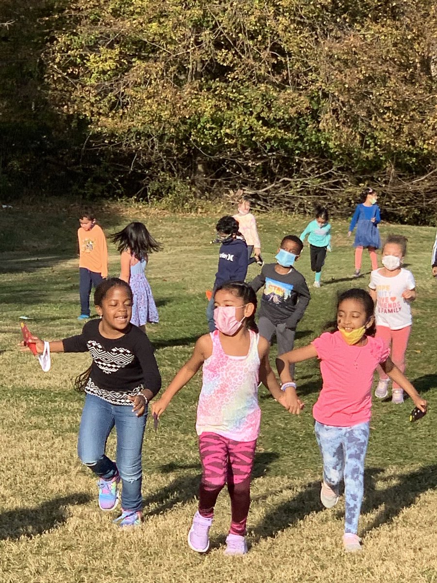 MrH62162056's tweet photo. And we saved the best for last!! Our first graders were awesome during the GCES Turkey Trot ‘21. ⁦@hcpss_gces⁩ ⁦@GCESPTA⁩ ⁦@GormanTeam⁩ https://t.co/4TK6uCTf2h