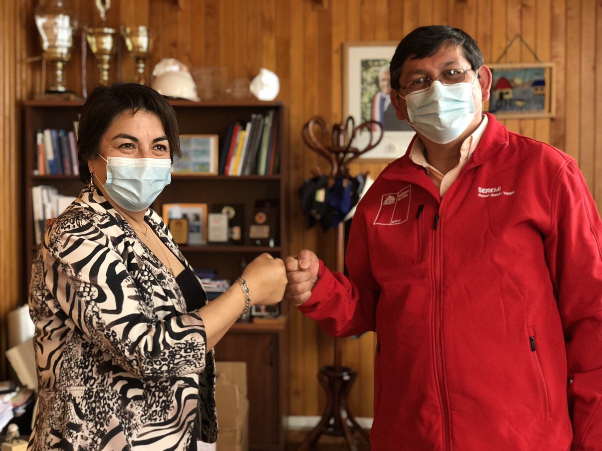 MDSLosLagos's tweet photo. 📍Llegamos hasta #Queilen para reunimos con la Directora de Desarrollo Comunitario y equipo municipal con el objetivo de evaluar los programas y proyectos de inversión social, así seguir trabajando en alianza 🙌 potenciando nuestra #RedDeProtección 🇨🇱 #CompromisoInsular https://t.co/WDXkiywW5R