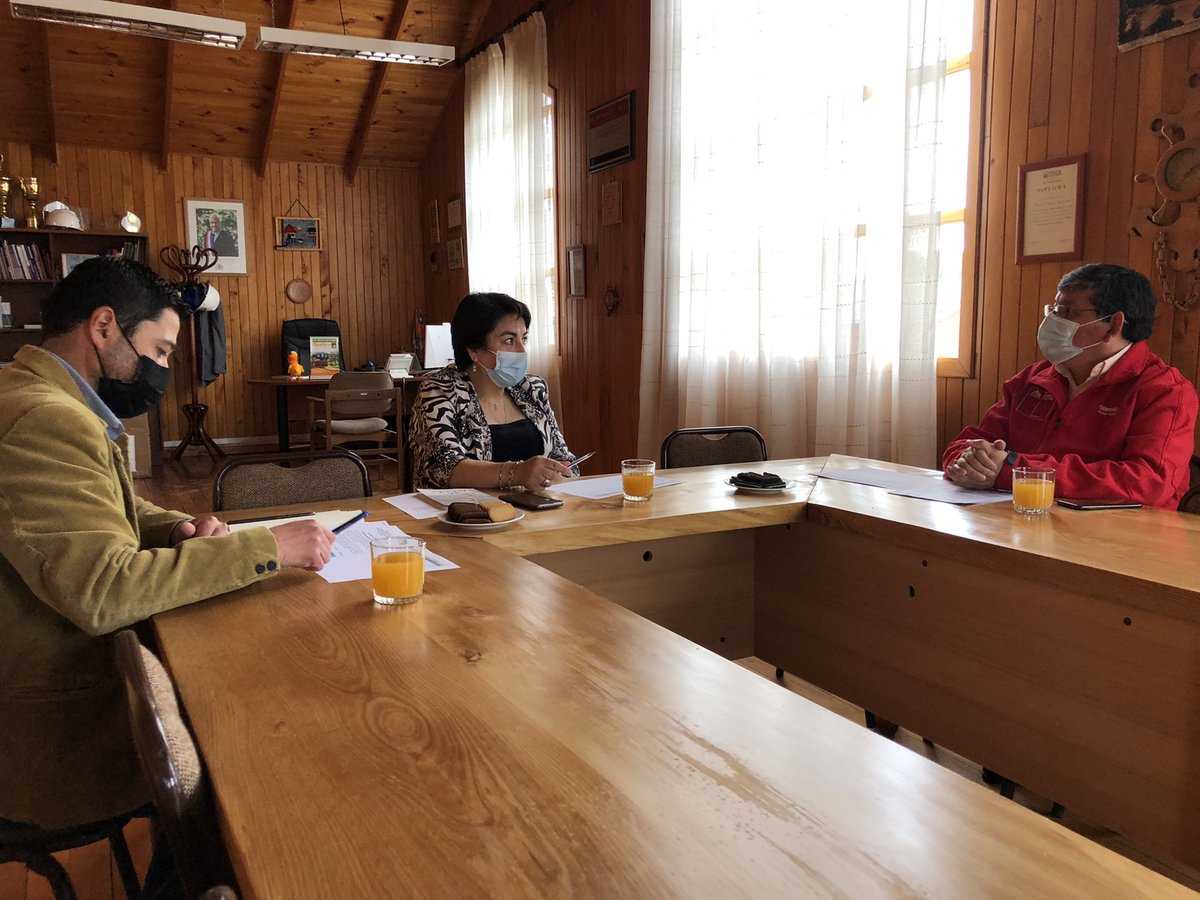 MDSLosLagos's tweet photo. 📍Llegamos hasta #Queilen para reunimos con la Directora de Desarrollo Comunitario y equipo municipal con el objetivo de evaluar los programas y proyectos de inversión social, así seguir trabajando en alianza 🙌 potenciando nuestra #RedDeProtección 🇨🇱 #CompromisoInsular https://t.co/WDXkiywW5R