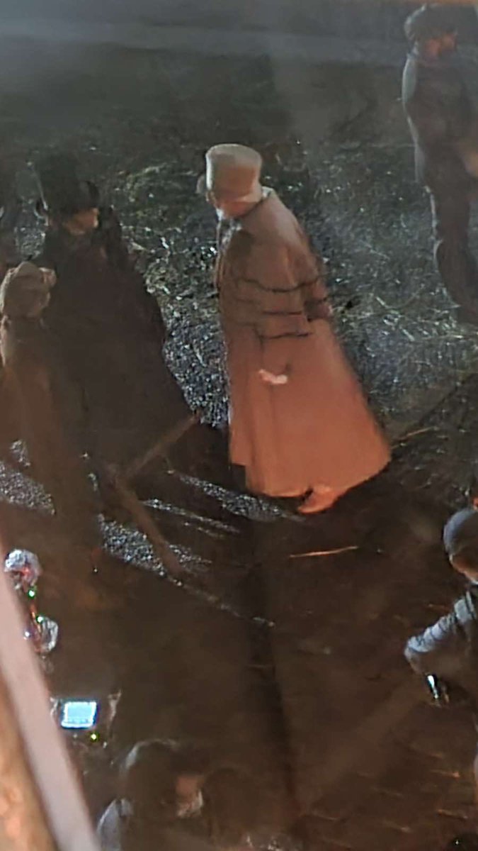 kvwviiju's tweet photo. when good omens s2 is filming outside ur bfs flat and David tennant and michael sheen are literally at the front door https://t.co/JaIoKJtrW4