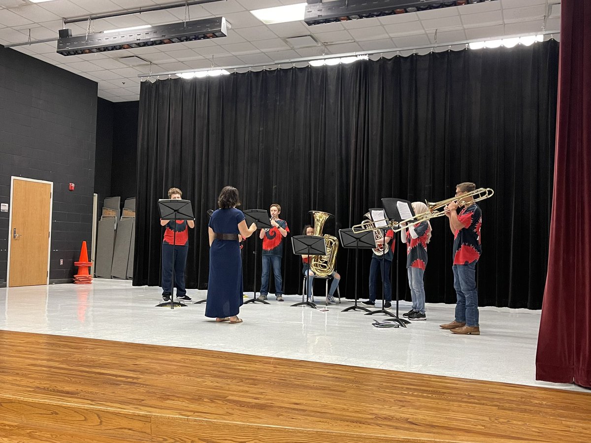 CCISD_VPA's tweet photo. Weber Elementary celebrated veterans today with a performance from their 4th and 5th graders and members of the Westbrook band. Members of the Clear Brook High School colorguard were also present, as well as veterans from around the area. #ThankYouForYourService https://t.co/FhLHaz39ce