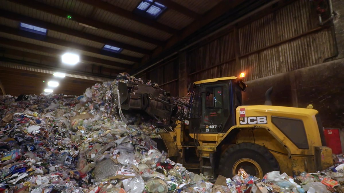 cashinvestigati's tweet photo. #Cashinvestigation 72% des emballages plastiques jetés dans la poubelle jaune sont brulés à l’incinérateur ou enfouis en décharge. Autrement dit seul 28% des plastiques sont recyclés. Le rapport de @citeofrance
https ://www.citeo.com/le-mag/les-chiffres-du-recyclage-en-France/ https://t.co/uv4GwZCAeF