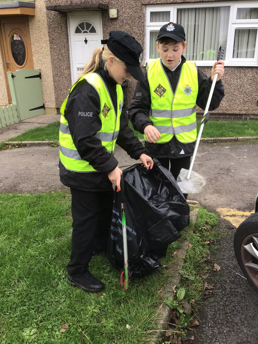MissCorlessY6's tweet photo. Our mini-police officers looking after our planet 🌍❤️ #litterpicking @MinipoliceR https://t.co/KGKggbUhqY