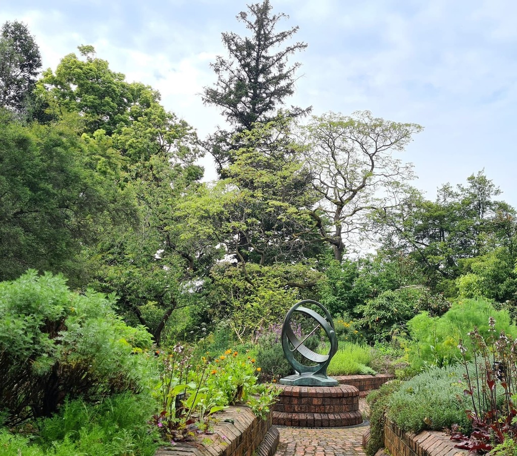 RBG_Victoria's tweet photo. The Herb Garden, with sundial and soft spring colour
Daily photo by @TimEntwisle #PassionForPlants #MelbourneGardens #RoyalBotanicGardensVictoria #plants #garden #gardenplants #botanicalphotography #gardenflowers #flowers #botanicgardens #sprummer #sp… https://t.co/EiCAZkct4i https://t.co/j1x5HWGGRx