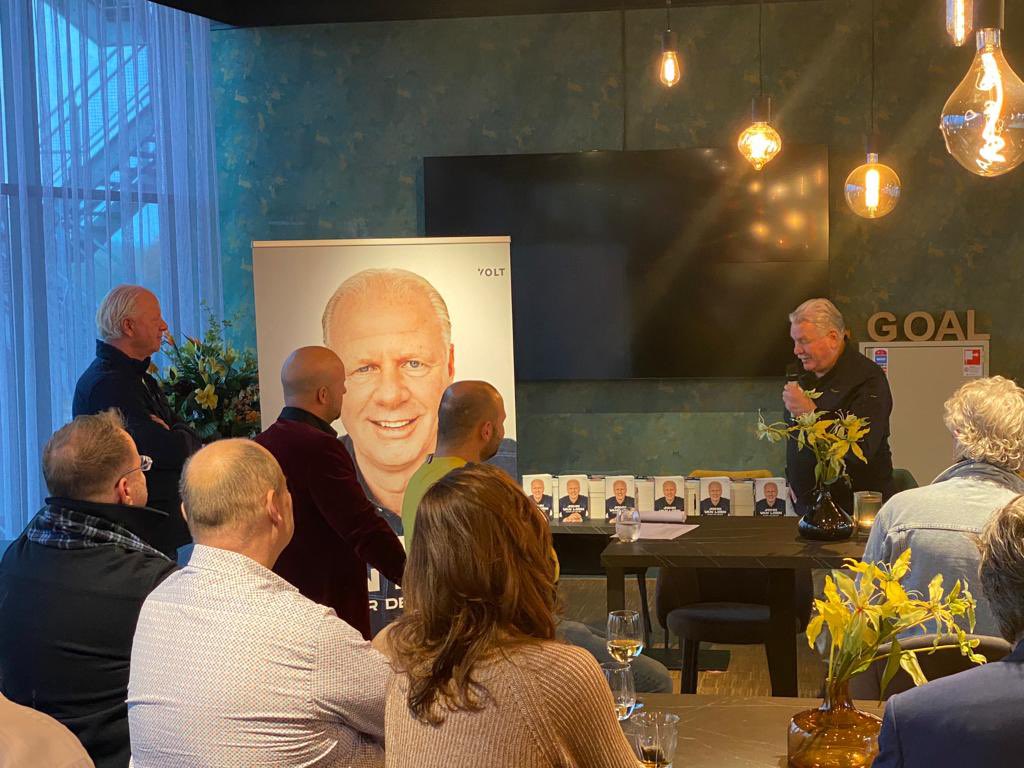 Frans van Seumeren spreekt John van Loen toe tijdens de feestelijke boeklancering van 𝙅𝙤𝙝𝙣 𝙫𝙖𝙣 𝙇𝙤𝙚𝙣, 𝙤𝙫𝙚𝙧 𝙙𝙚 𝙧𝙤𝙤𝙞𝙚 vanmiddag in De Galgenwaard. Nu in de winkels! <a href="/johnvanloen/">john van loen</a> <a href="/fcutrecht/">FC Utrecht</a> <a href="/RickvanLeeuwen/">Rick van Leeuwen</a>